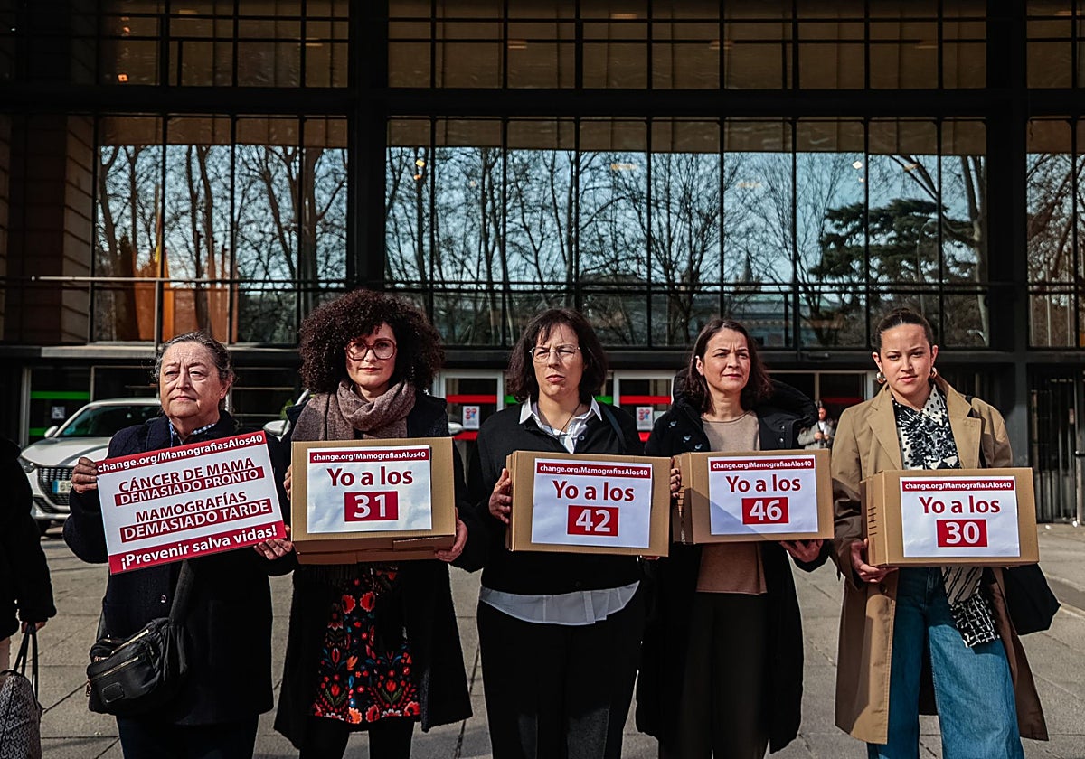 Mujeres con cáncer piden a Mónica García que adelante las mamografías a los 40 años