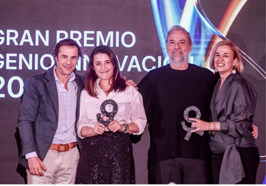 El equipo ganador del gran premio del los Genio junto a Juan Pedro Díaz Armendáriz, director general comercial de Vocento