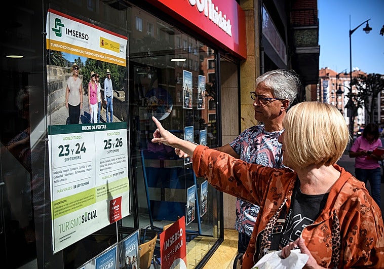 Un hombre y una mujer mirando viajes del Imserso