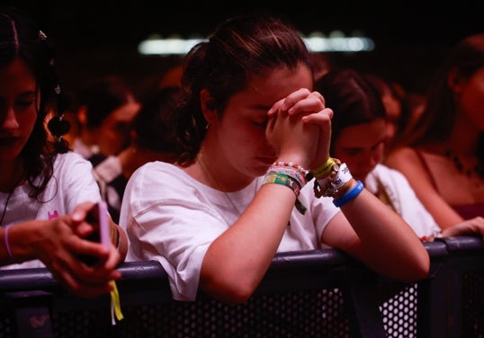 Una joven de Hakuna rezando