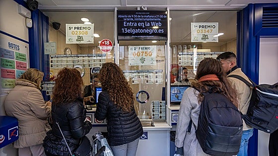 Interior de una administración de lotería de Sevilla.