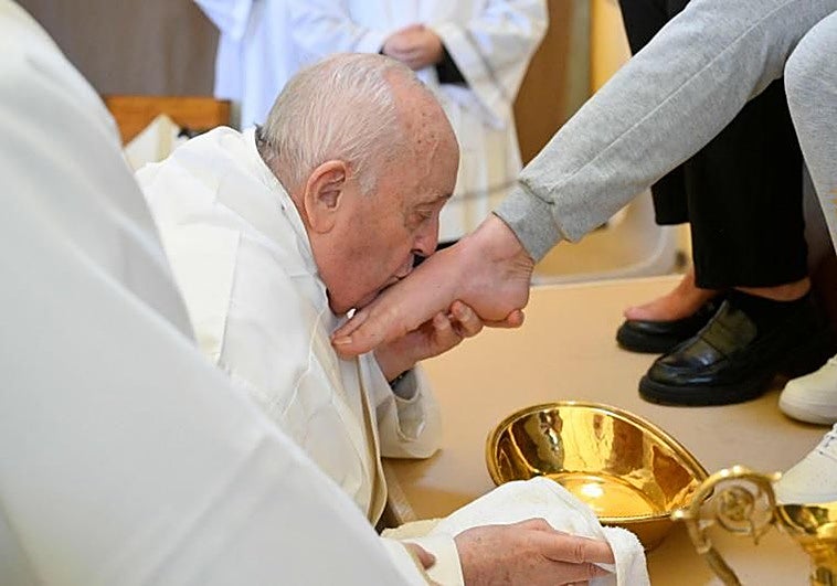 León XIV recupera la tradición y lavará los pies solo a sacerdotes en el Jueves Santo