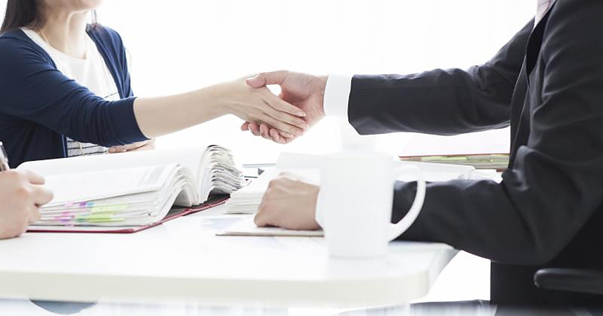 El Supremo determina que un beso en la mano puede ser una agresión sexual