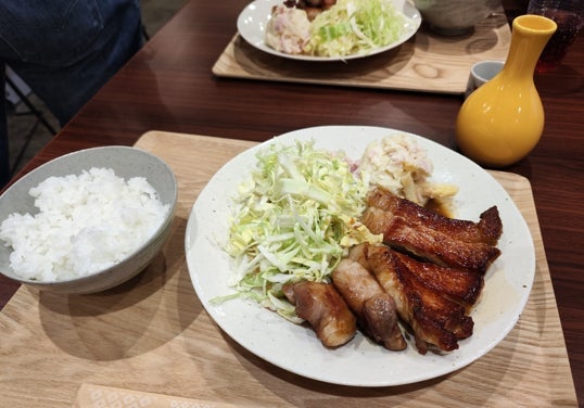 Un ración de cerdo al jengibre al estilo de la familia Takasaki.