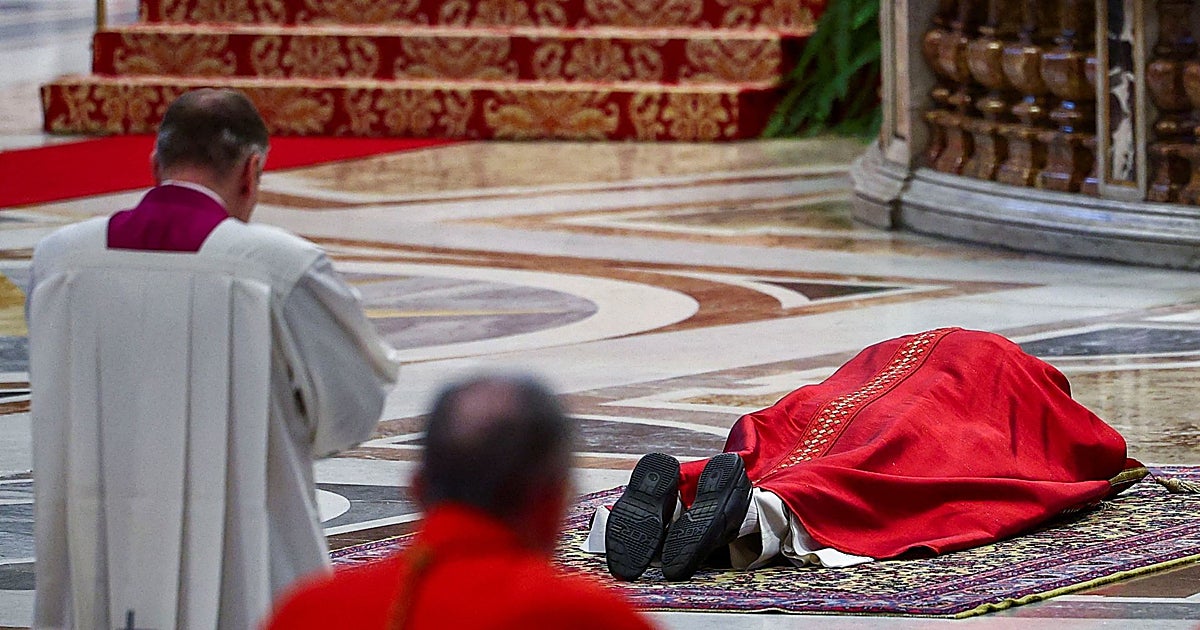 León XIV reza tumbado en San Pedro para recordar la Pasión de Jesús