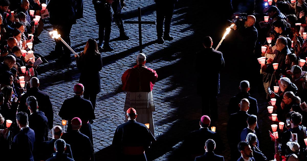 Las guerras protagonizan el primer viacrucis de León XIV