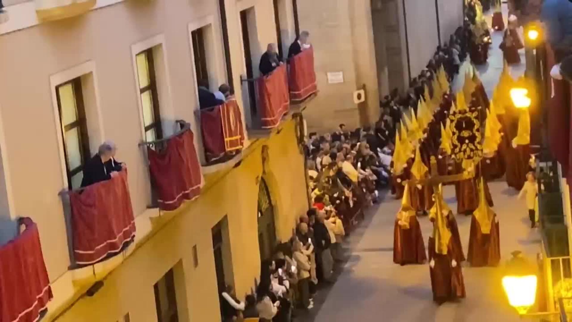 Unos 3.500 cofrades participan en la procesión del Santo Entierro de ...