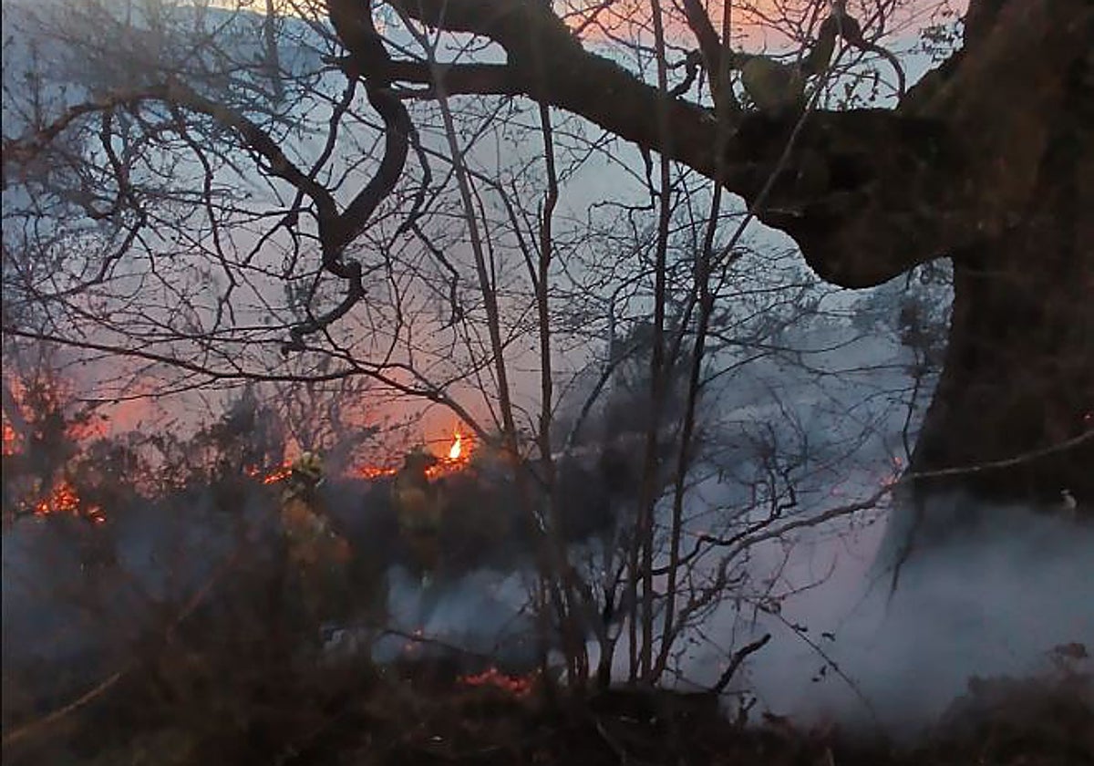 Decenas de incendios activos en Asturias y Cantabria en condiciones de ...