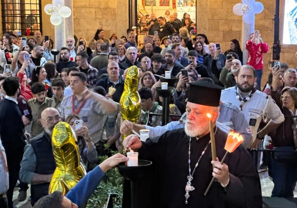 El inexplicable fuego que surge cada año en la tumba de Cristo y viaja hasta Beirut