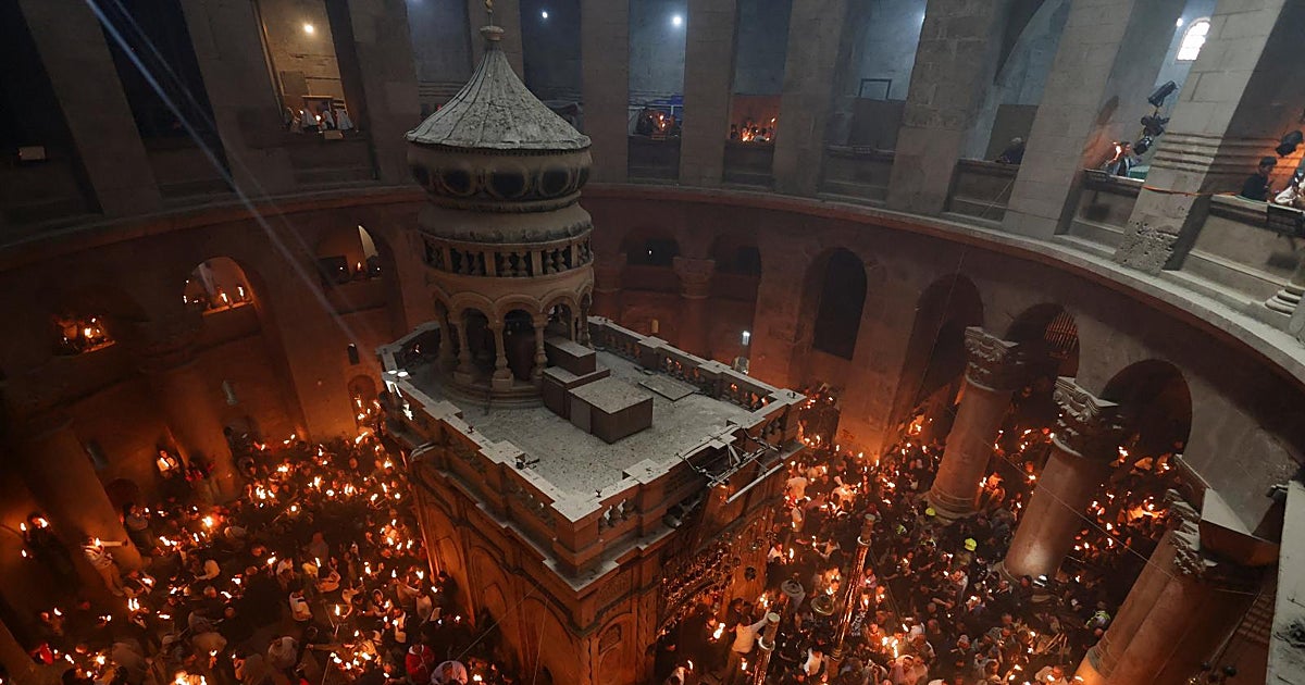 El inexplicable fuego que surge cada año en la tumba de Cristo y viaja hasta Beirut
