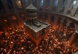 El inexplicable fuego que surge cada año en la tumba de Cristo y viaja hasta Beirut