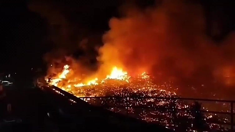 Al menos 1.000 viviendas calcinadas tras incendiarse un pueblo flotante en  Malasia.