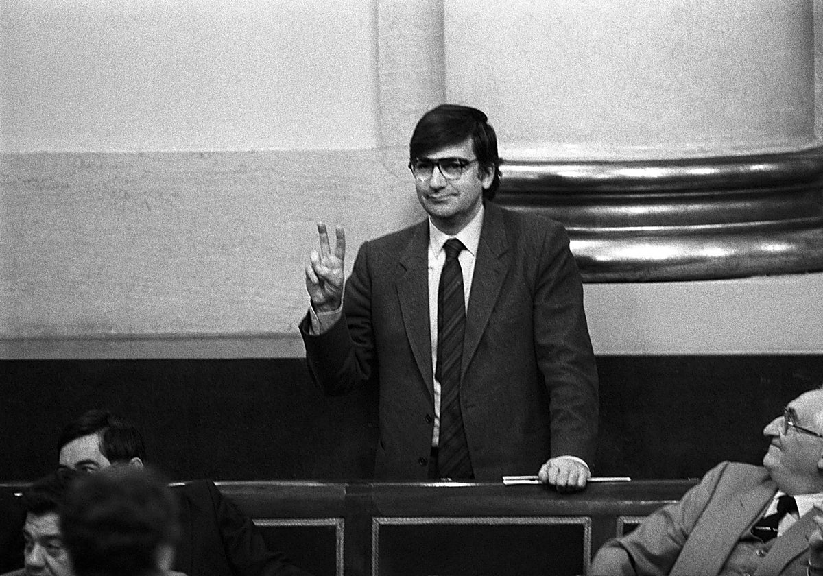 Ernest Lluch, en febrero de 1986, hace el signo de la victoria durante la sesión plenaria del Senado en la que se debatía la aprobación del proyecto de la Ley de Sanidad.