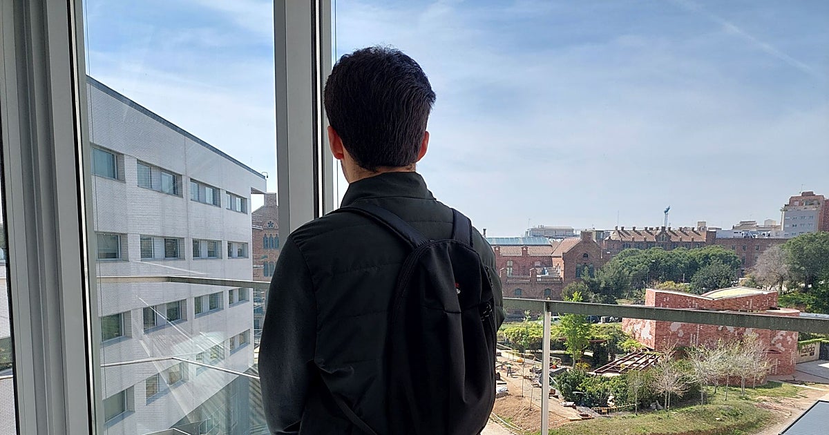 Un 'marcapasos cerebral' libera a un joven de un Tourette grave: «Golpeaba objetos e insultaba sin control»