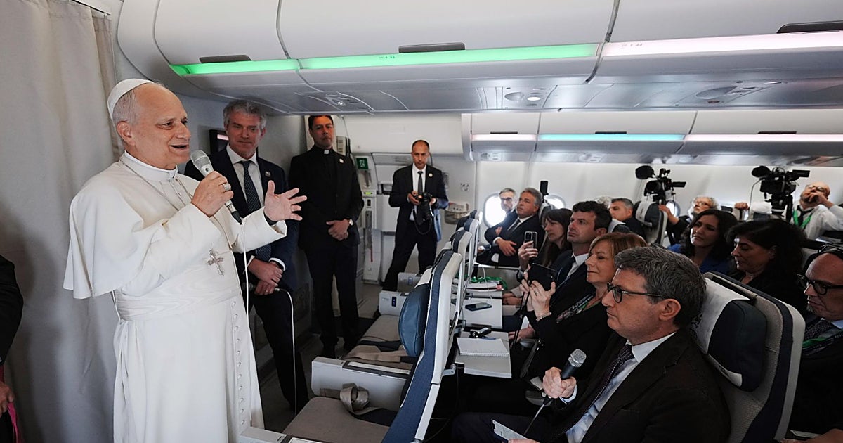 León XIV sobre la inmigración: «Un Estado tiene derecho a establecer normas en sus fronteras, pero una vez que llegan no podemos tratarlos peor que a las mascotas»