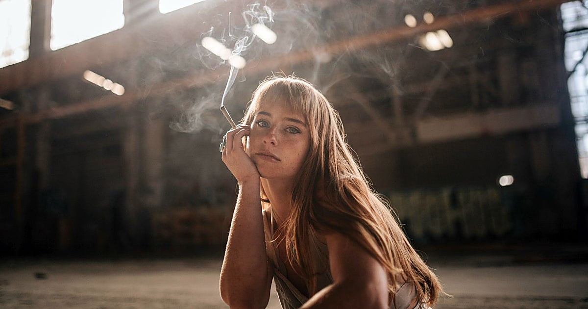 La generación que nunca podrá comprar tabaco en Reino Unido: «No creo que la ley impida que se fume»