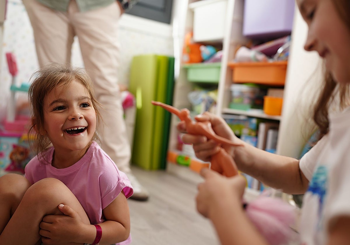 Macarena juega con su hermana Carlota en su casa