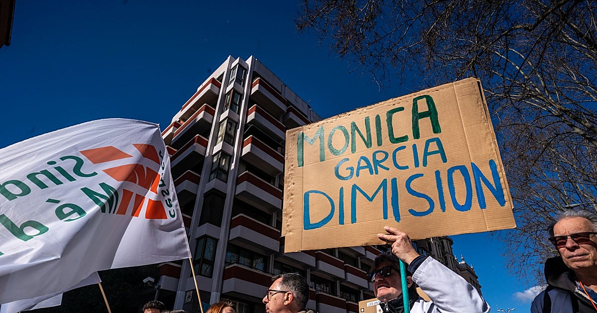 Los médicos vuelven a la huelga mientras crecen las voces que cargan contra Mónica García