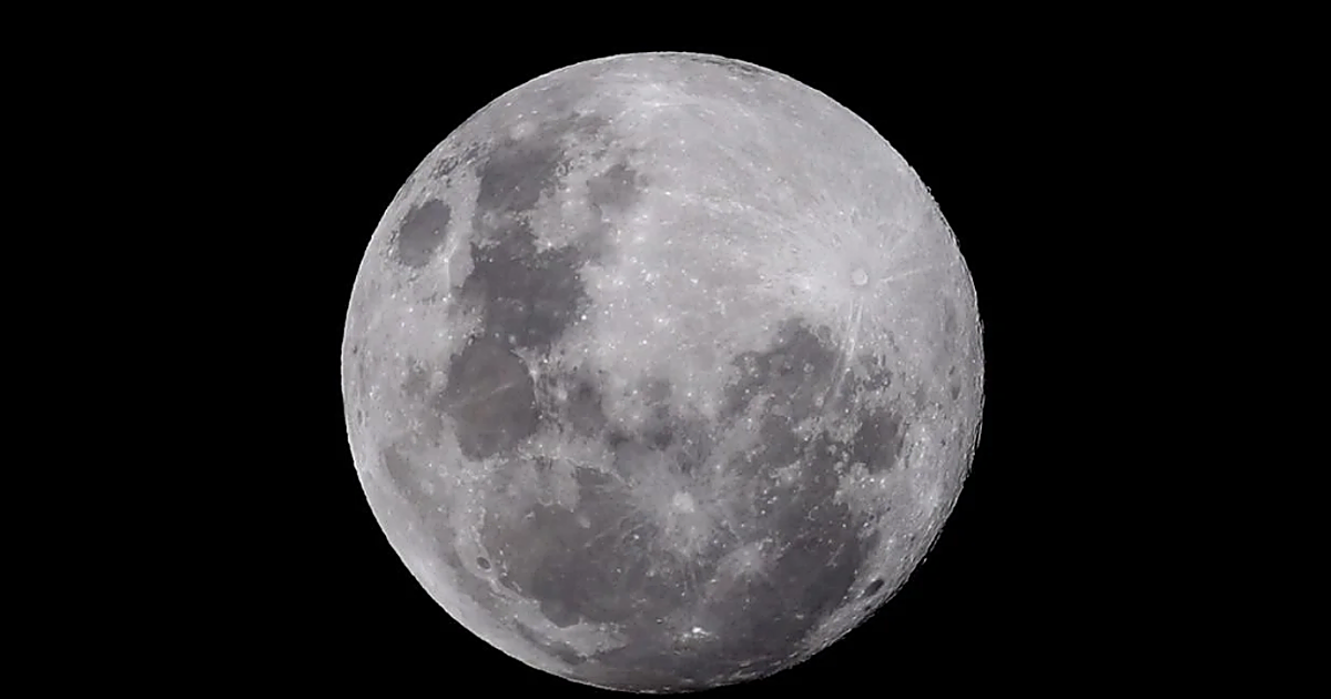 La Luna de las Flores iluminará el cielo este viernes mientras la NASA impulsa el regreso humano al satélite