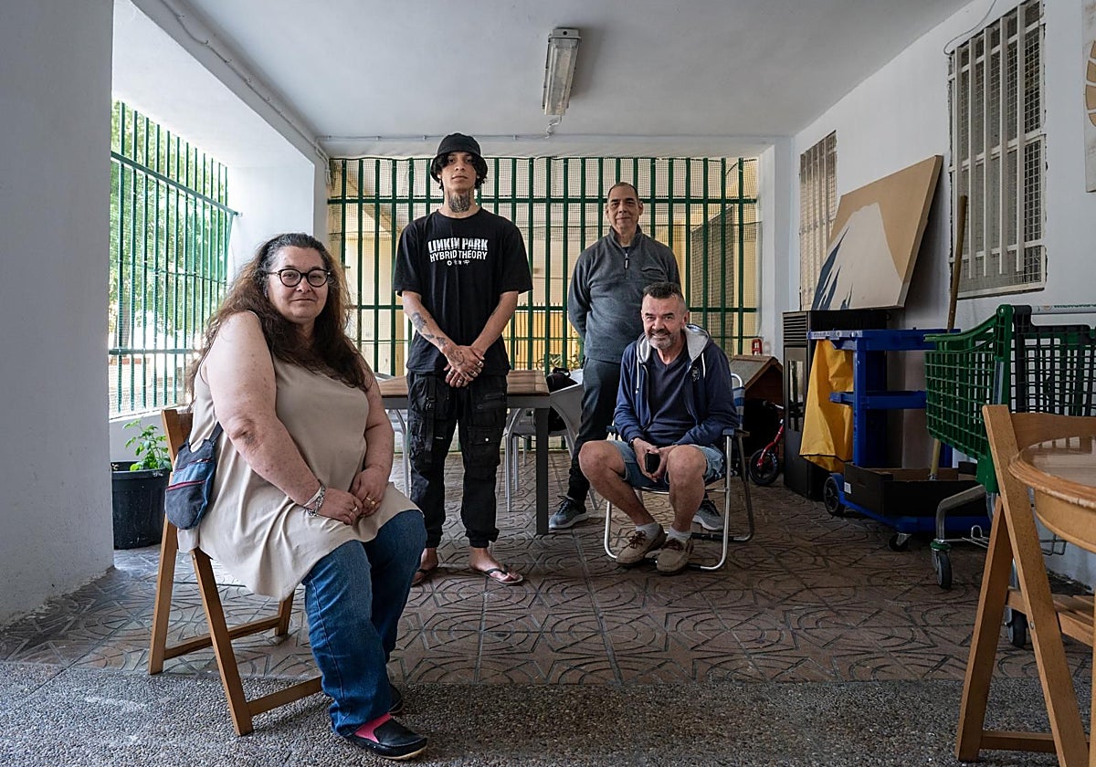 De izquierda a derecha, Celia, Gallego, Roberto y Andrzej a la entrada de su hogar