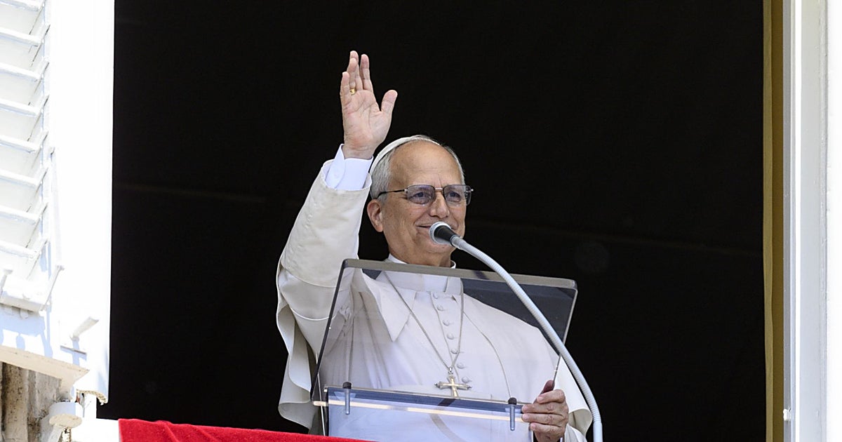 Albares entrega al Papa en mano la invitación de Pedro Sánchez para que viaje a España