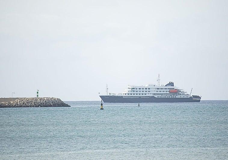 Países Bajos y Alemania evacúan a tres pasajeros con sospecha de contagio del barco