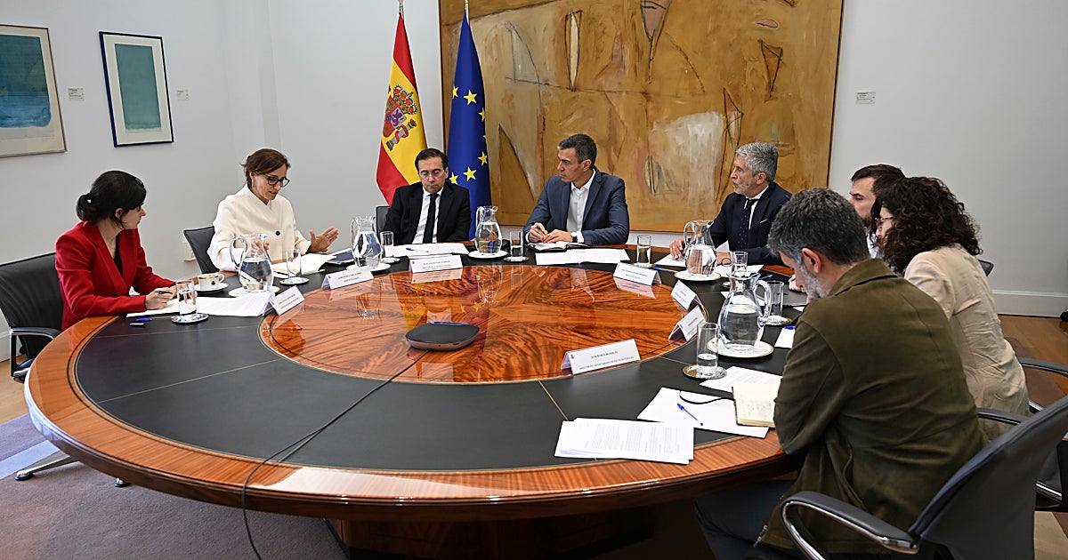 Clavijo acusa de «ocultación» al Gobierno por negociar la llegada del barco a Canarias sin informarles