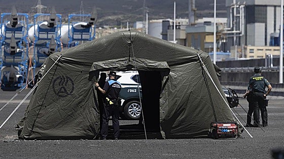 En lancha de cinco en cinco, 10 minutos en autobús y directamente a la pista de despegue: lo que se sabe de la evacuación del barco