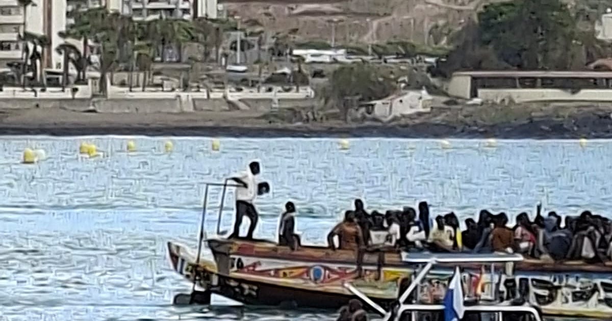 Mientras salen millonarios en Granadilla, entran ilegales en Arona: una patera llega a Tenerife