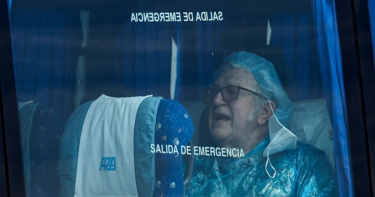 Un técnico de Sanidad se baja de un autobús que transportaba pasajeros del crucero sin EPI ni mascarilla en pleno trayecto