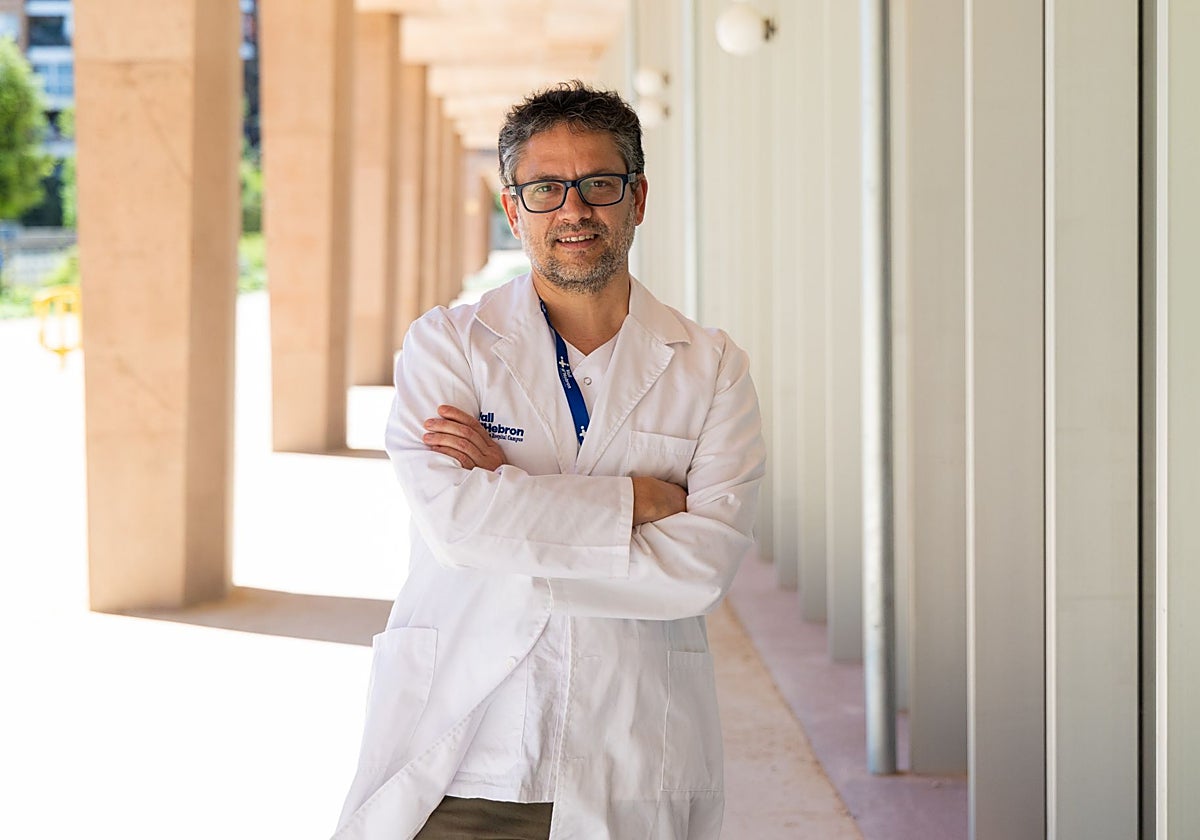 El doctor Fernando Salvador posa para este diario tras la entrevista.