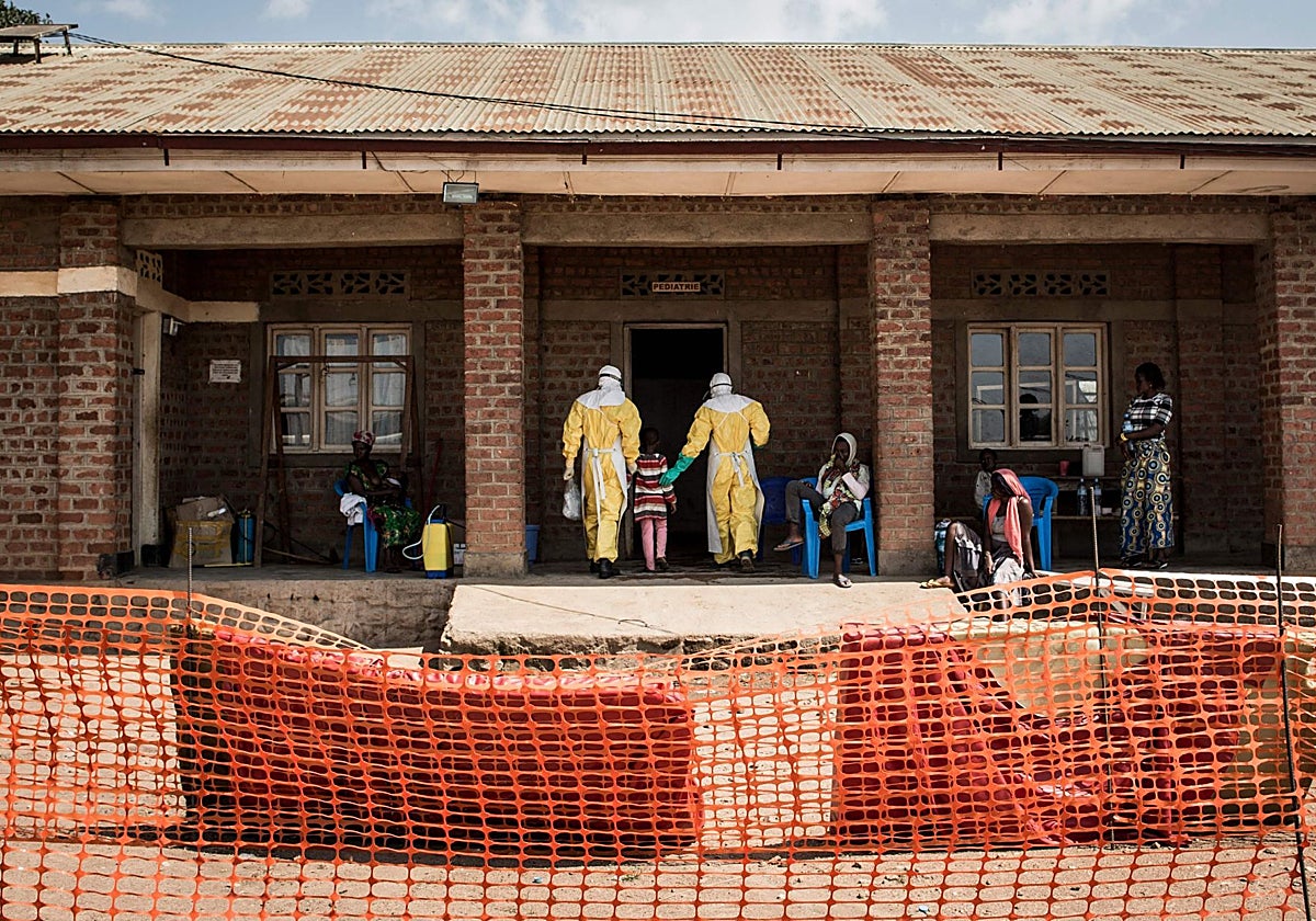 Sanitarios en la República Democrática del Congo acompañan a una niña, caso sospechoso de ébola en este nuevo brote