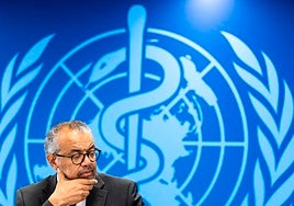 La OMS pide no cerrar fronteras por el ébola, pero advierte de un «alto» riesgo de expansión en el Congo y Uganda