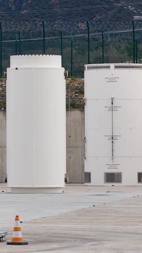 Imagen secundaria 2 - Lectura del sensor de radiación en el acceso a la central. Sala de control, con muchos de los paneles ya tapiados. Contenedores con combustible gastado en el ATI