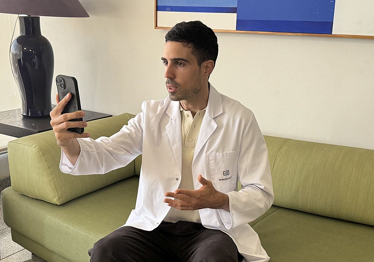 El dermatólogo Alexandre Docampo graba contenido desmintiendo bulos sobre la piel