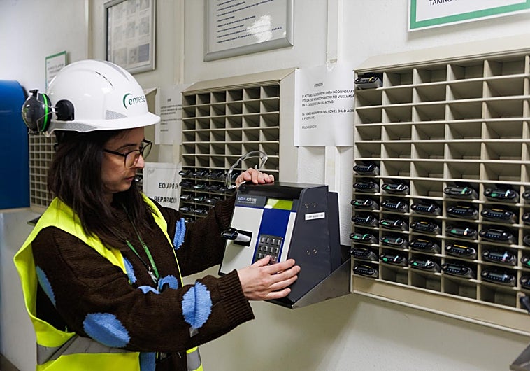Imagen principal - Lectura del sensor de radiación en el acceso a la central. Sala de control, con muchos de los paneles ya tapiados. Contenedores con combustible gastado en el ATI