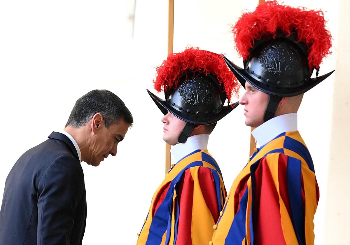 Pedro Sánchez, en El Vaticano durante una audiencia que tuvo en 2024 con el Papa Francisco.