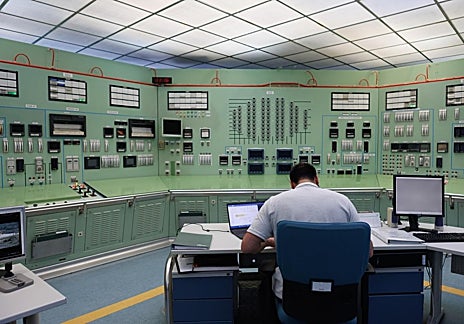 Imagen secundaria 1 - Lectura del sensor de radiación en el acceso a la central. Sala de control, con muchos de los paneles ya tapiados. Contenedores con combustible gastado en el ATI