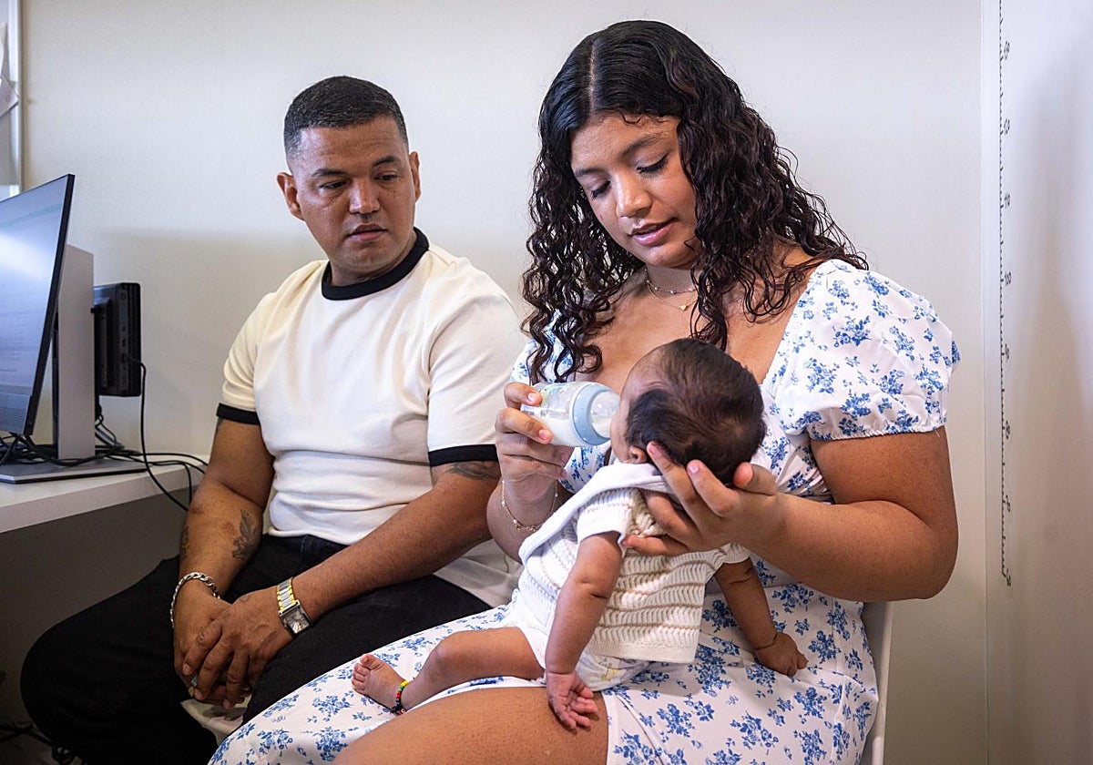 Camila Molina, con sus padres, en Sant Joan de Déu de Barcelona.