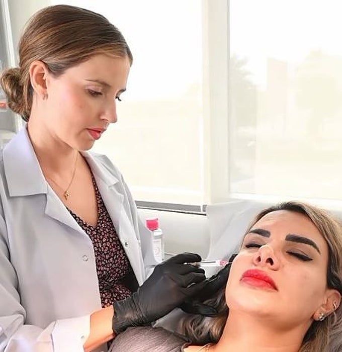 La dermatóloga Micaela Churruca durante el tratamiento a una paciente