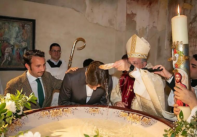 Imagen principal - Rodrigo, durante su bautizo en la Catedral de Santa María Magdalena de Getafe.