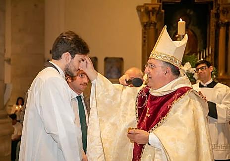 Imagen secundaria 1 - Rodrigo, durante su bautizo en la Catedral de Santa María Magdalena de Getafe.