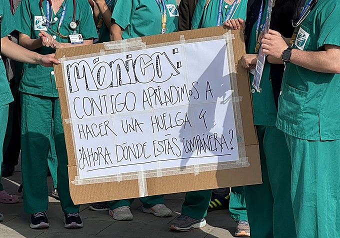 Médicos del 12 de Octubre sujetan una pancarta dedicada a la ministra