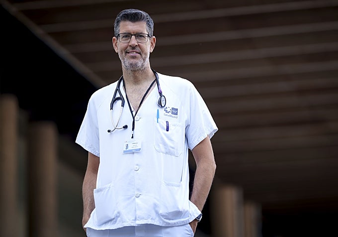 El cardiólogo Juan José Parra, frente al Hospital de Móstoles, donde trabaja actualmente