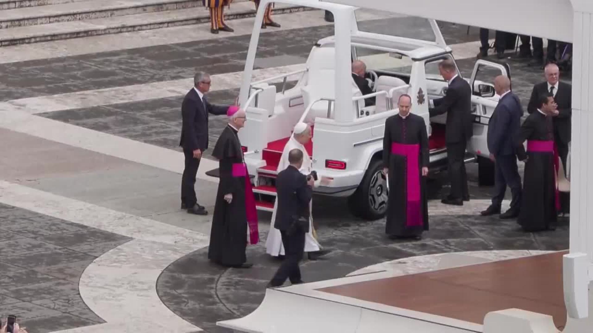 Papa León XIV pide oración por sacerdotes en Oriente Medio durante audiencia en el Vaticano