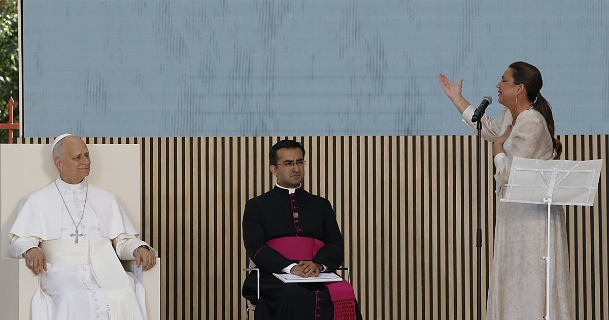 Niña Pastori canta para León XIV: «En cada sueño te busqué, en ninguno fue en balde»