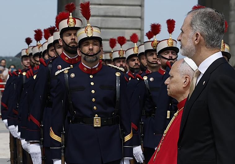 Imagen principal - El Papa alienta la cultura del encuentro frente a la polarización en su primer discurso en España