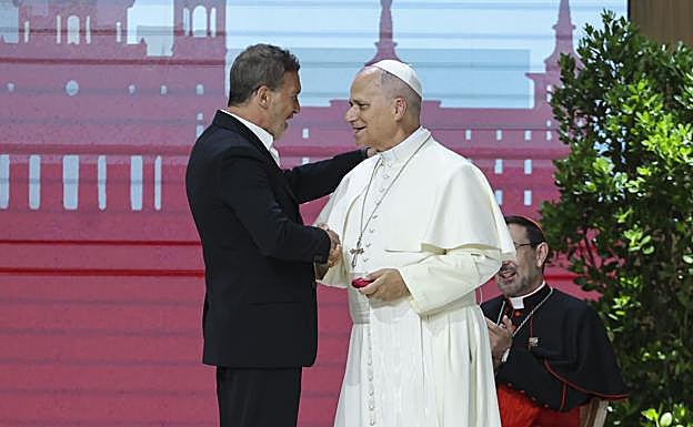 Banderas se emocionó en varias ocasiones durante su testimonio antes el Papa León XIV.