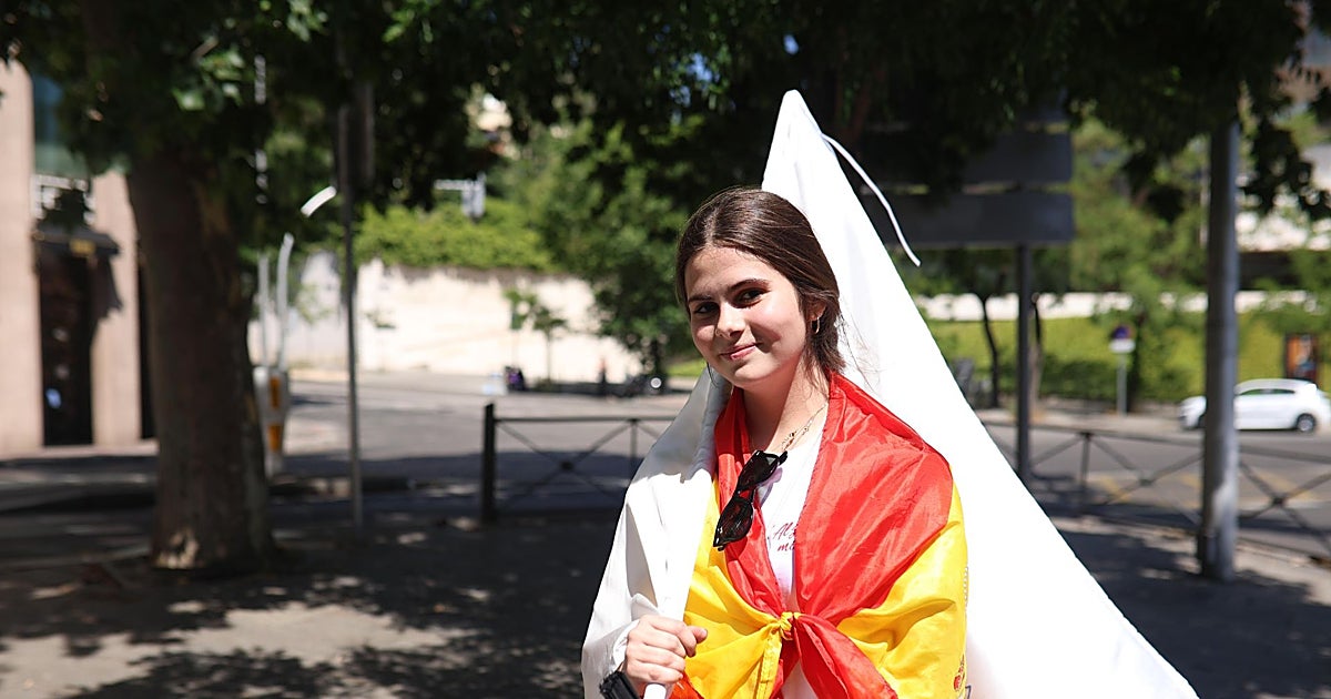La juventud católica que reza con el Papa... pero también ba