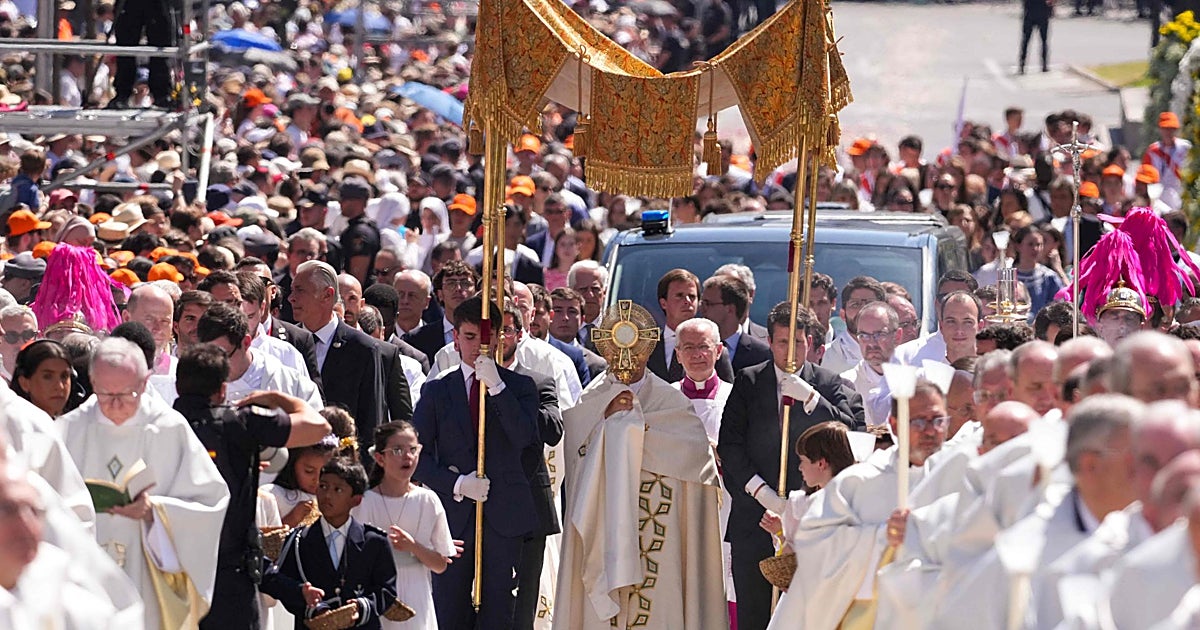León XIV camina bajo palio en la primera procesión del Corpu